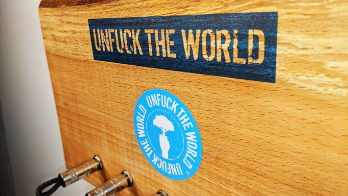 "schönES Ding" Board mit Logo - "unfuck the world"