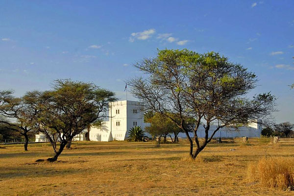 Das Fort Namutoni ist eine im Südosten des heutigen Etosha-Nationalparks in Namibia gelegene ehemalige Polizei- und Militärstation.