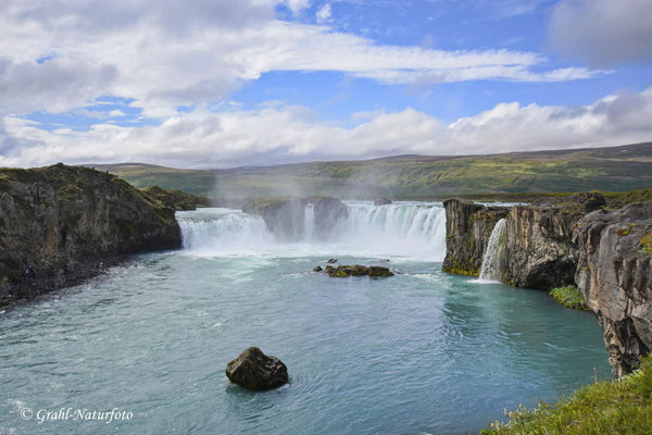 Der Goðafoss ist einer der größten Wasserfälle Islands.