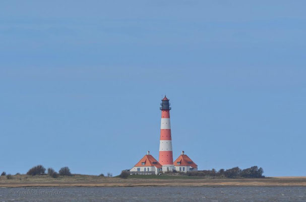 Der Leuchtturm Westerheversand steht auf einer Warft vor dem Ort Westerhever im Landkreis Nordfriesland.