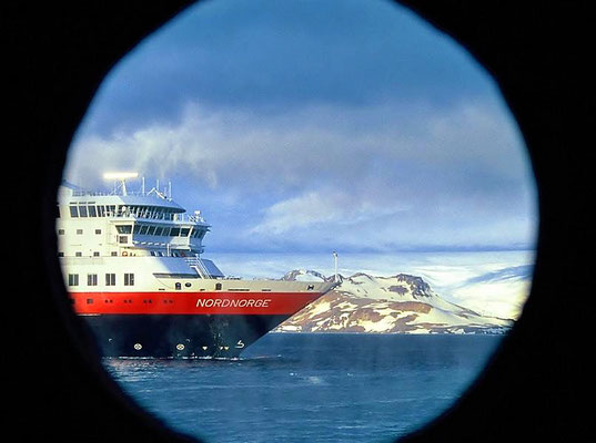 Begegnung mit der MS Nordnorge, einem Schiff der Hurtigruten.