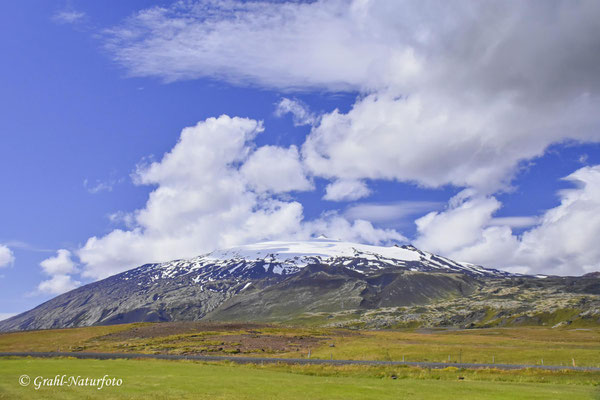 Der Snæfellsjökull ist ein 1446 m hoher Vulkanberg mit einem Gletscher.