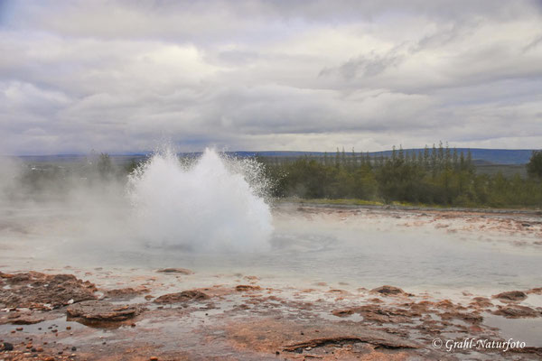 Strokkur ist der aktivste Geysir in Island und bricht ca. alle vier bis zehn Minuten aus.