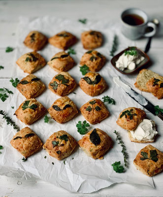 Scones mit Cheddar & Kräutern