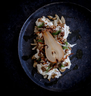 Birne im Salzmantel mit Burrata, Fenchel & Senfkaviar