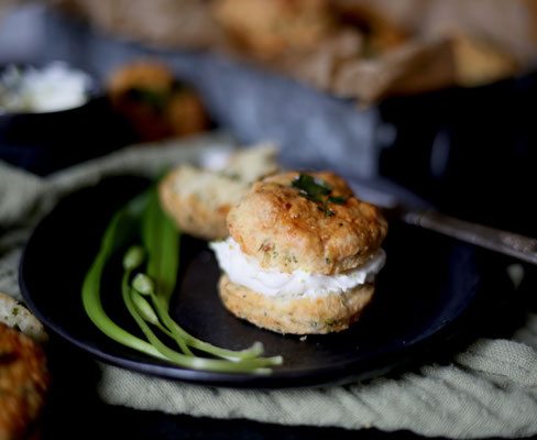 Buttermilch-Scones mit Bärlauch & Schafskäse