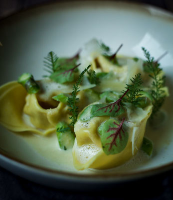 Tortellini mit Erdäpfeln, Kräutern, Feta & Spargel