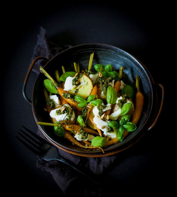 Heurige mit Babykarotten, Pesto & Mozzarella