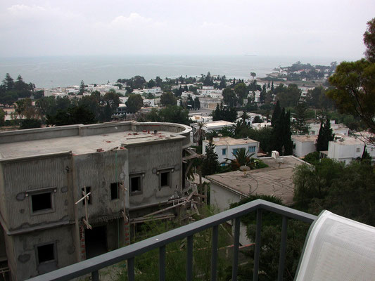 Nous sommes en Tunisie... Hélas le temps n'est pas de la partie. Voici une vue de la mer sur les hauteur de CARTHAGE