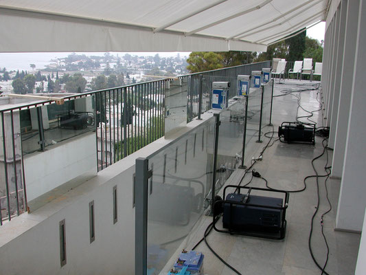 Sur la Terrasse... disposition des vidéos projecteurs pour un rendu parfait de l'image sur les baies vitrées