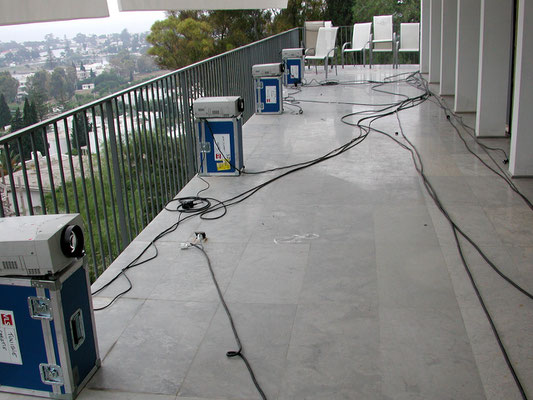 Sur la Terrasse... disposition des vidéos projecteurs pour un rendu parfait de l'image sur les baies vitrées