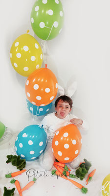 bambino vestito da coniglio di pasqua con palloncini colorati e coniglietti