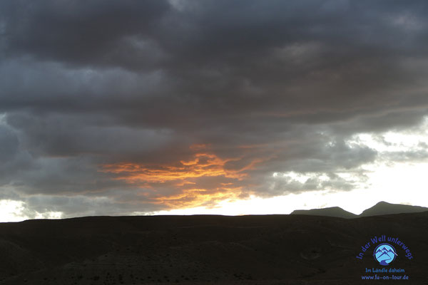 Dramatischer Sonnenuntergang in den Bergen