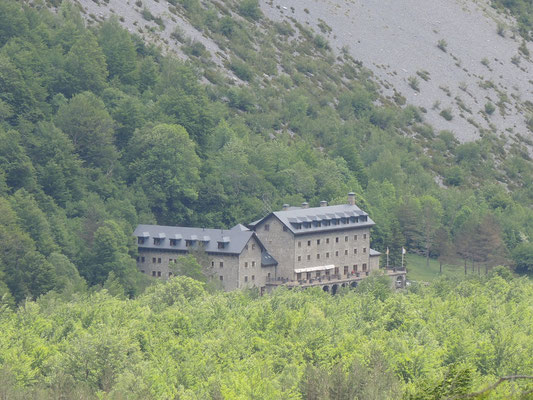 Mitten in grandioser Natur liegt das Parador-Hotel