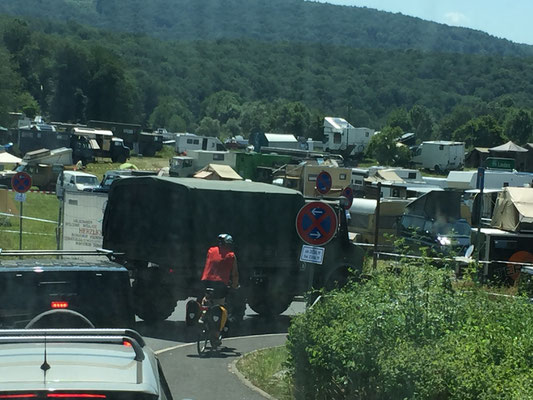 Stau am Eingang zur Camp-Area. Wir sind nicht ganz alleine da ;)