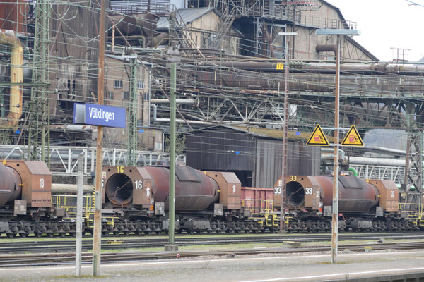 Mit den Torpedo-Waggons wird noch heute der Rohstahl transportiert