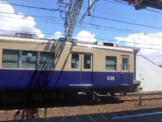 Erst mit der Vorort-Bahn, dann dem Oldtimer-Bus: unsere Verkehrsmittel in Kobe
