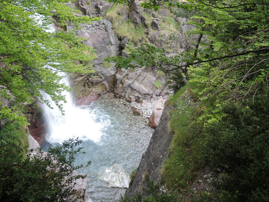 Schmale, enge und steile Treppen führen uns entlang des Wasserfalls wieder hinunter ins Tal