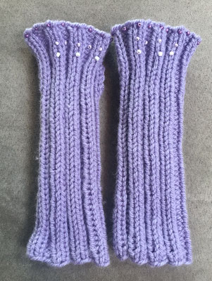 Pulswärmer lang mit Perlen und Daumenloch (17 cm) - lila 