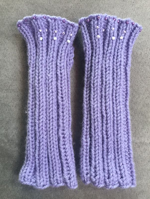 Pulswärmer lang mit Perlen und Daumenloch (17 cm) - lila 