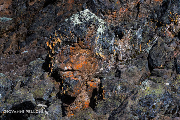 Lava formation above Mawenzi Tarn Hut  (4'330 m) - Lavaformation oberhalb Mawenzi Tan Hut