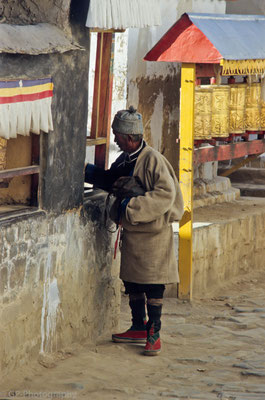 Old man rolling the prayer wheels, Tashilhuenpo Monastery, Shigatse, Tibet 1993