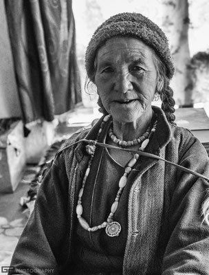 Zanskar - Old woman in Lingshed