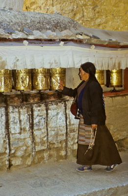 Old woman rolling the prayer wheels, Tashilhuenpo Monastery, Shigatse, Tibet 1993