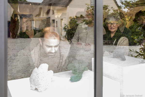 ©JD-L1009626-Hélène Benzacar, Thierry Merré, Yannick Connan, Doreen Le Marinel, et Izabela Matoŝ, à l'atelier de Christel Bruneel.