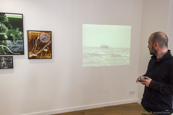 Thierry MERRÉ, au cours de son commentaire sur son travail photographique, à la Galerie Hasy.