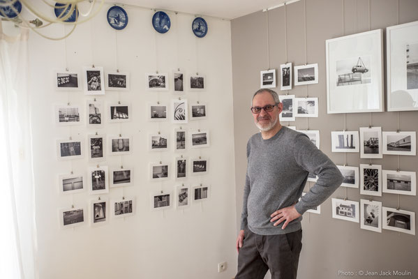 Jacques DOLIVET, devant ses photographies.