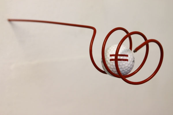 Higgs-Bosonen-Schlucker (2021) golf ball, metal spiral 36 x 6 x 6 cm