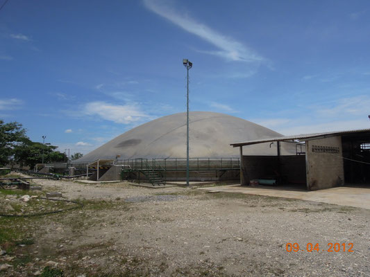Biodigestor en matadero de reses - cerdos - covered lagoon digester for slaughterhouse waste