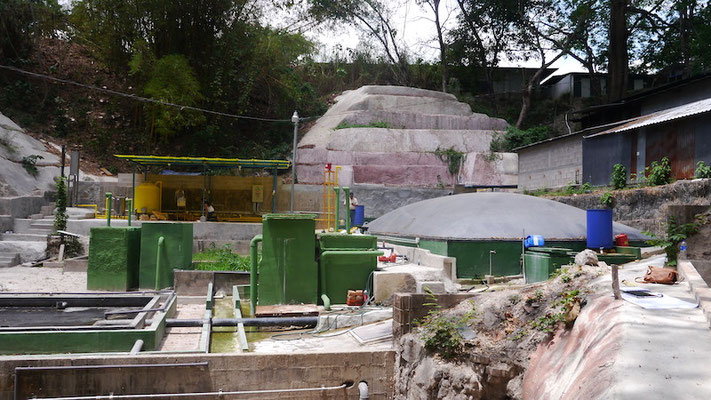 Biodigestor en matadero de reses - cerdos - covered lagoon digester for slaughterhouse waste
