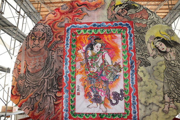 7月19日(日)　絵張り作業③　見送り絵「見立仁王捉鬼」