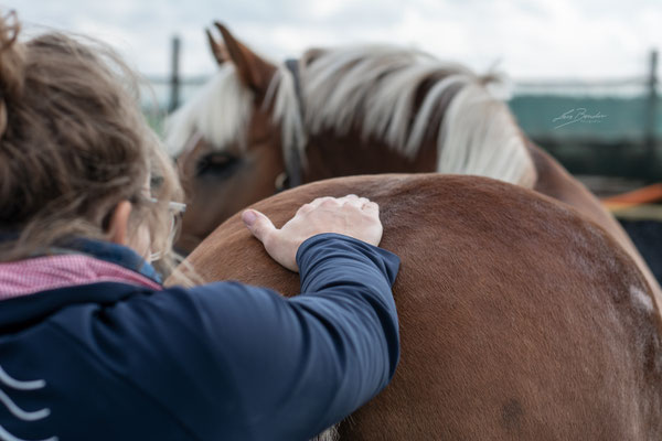 Behandlung des Sacrococcygealen Übergangs - Foto: Lara Bender Fotografie