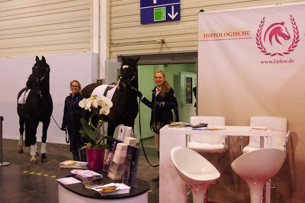 Vor unserem Stand der Hippologischen Akademie in Halle 2 - Bild von Linda Weritz - IIPKW