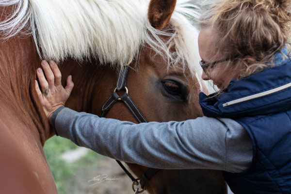 Behandlung der Halswirbelsäule - Foto: Lara Bender Fotografie