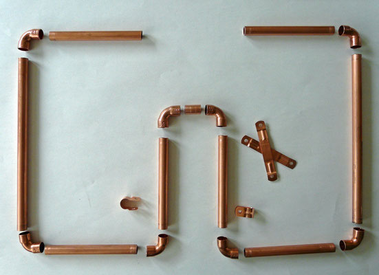 The parts for the 2 meter, 144 MHz Squalo. Made with 12 mm copper pipe. 6 x 11.5 cm pipe. 2 x 21.5 cm pipe. 1 x 2 cm pipe. 8 x knee. 4 x copper saddles.