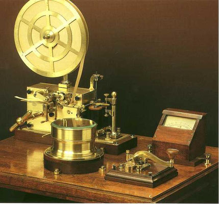 A complete Morse table with a Digney (Paris) receiver and a Dutch Camelback key. Made by Caminada.