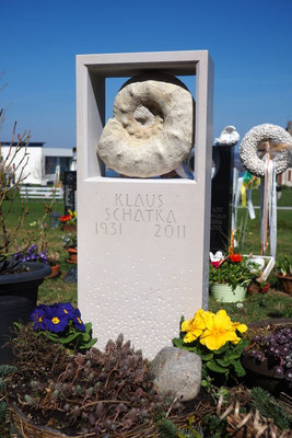 Amonit / Kalkstein / Grabmal