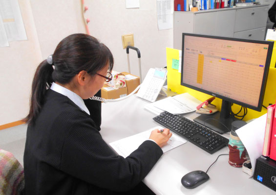 総務管理課│お客様や工場と出荷の打合せを行います