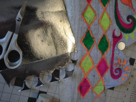 Tanzkostüme aus Verpackungsmaterialien designen und herstellen