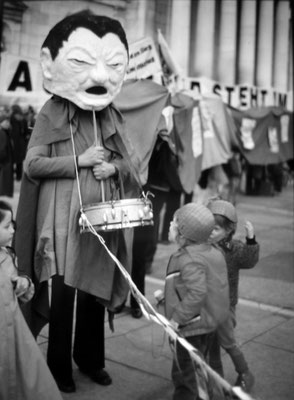 Der Kandidat 1980 ("Tatzelwurm" des Anti-Strauß-Kommitees zur Kandidatur von Strauss zur Bundeskanzlerwahl)