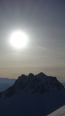 die aufgehende Sonne über dem Föllakopf