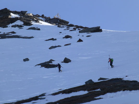 Penti u Andy, liesen die Skier geschultert