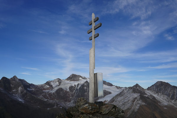 Weißkugel im Hintergrund