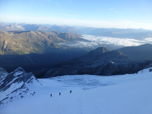 Ein Blick zurück über den Gletscherbruch ins Tal, wo sich der Hochnebel nun verabschiedete