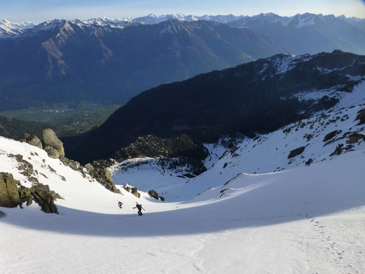Als es uns zu steil wurde, schulterten wir erneut die Skier
