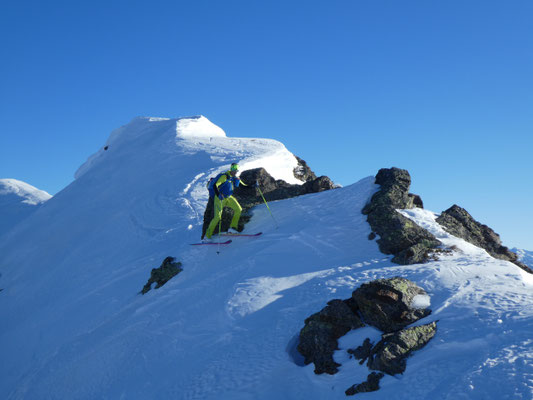 teils mit Skieren, im ständigen Wechsel von kurzen Auf- und Abstiegen